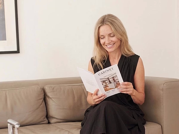 Frau mit CABINET Magazin