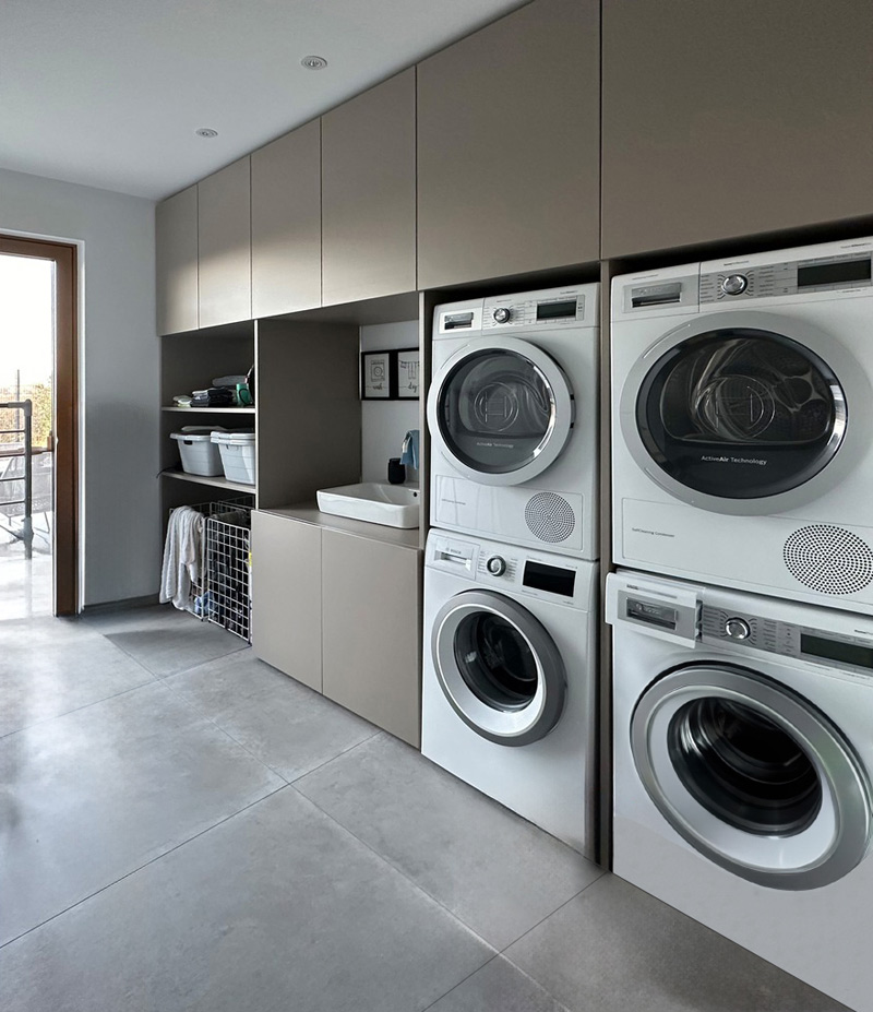 Hauswirtschaftsschrank für Waschmaschine und Trockner in der Farbe Taupe