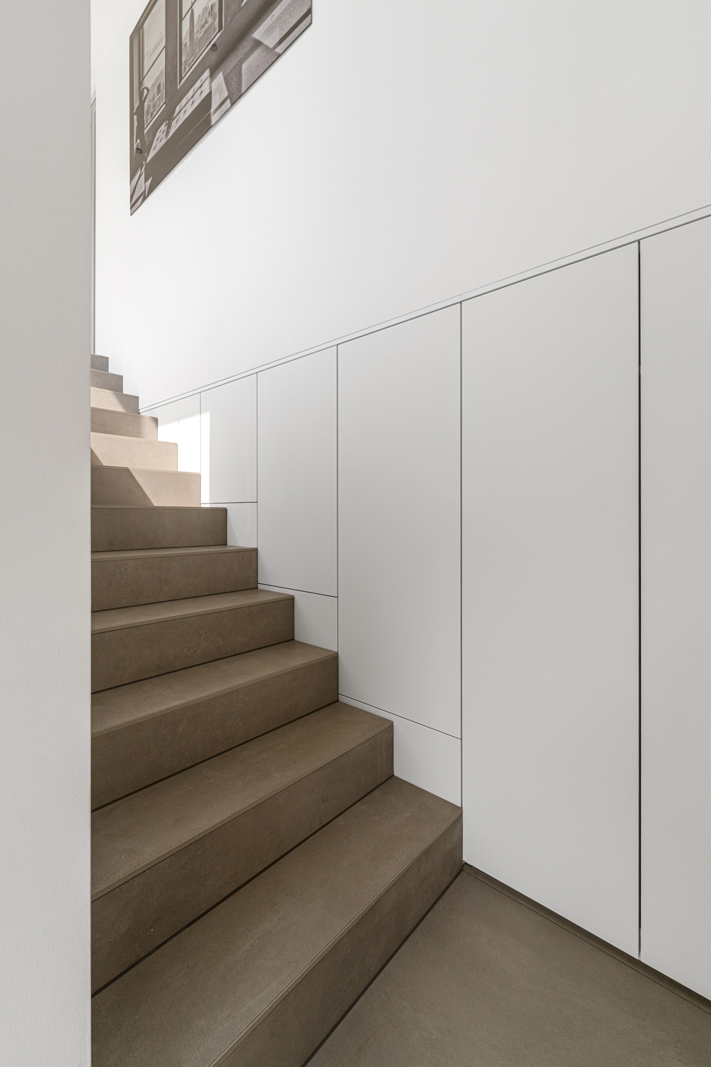 Möbel nach Maß: maßgefertigter Schrank unter der Treppe mit viel Stauraum